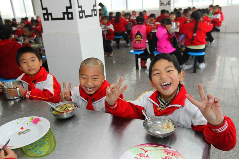 楚雄州武定县香水小学学生享受国家补助的营养午餐