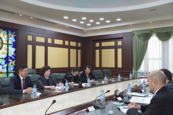 沈蓓莉会见乌兹别克斯坦外交部副部长法济洛夫，宣介十九大精神.jpg