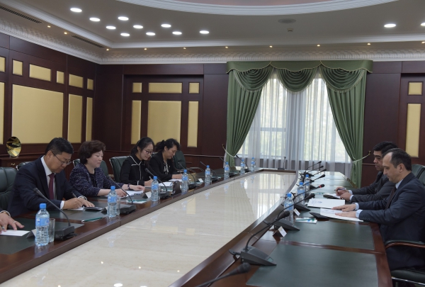 沈蓓莉会见乌兹别克斯坦外交部副部长法济洛夫，宣介十九大精神1.jpg