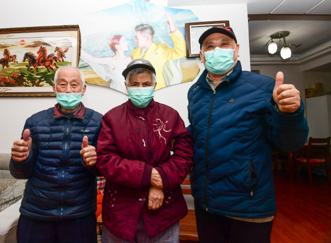 （1）八旬老夫妻治愈出院后和儿子冯世满在家中合影.jpg