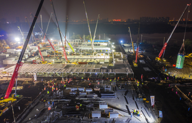 （1）1月29日晚上，火神山医院建设工地正在进行吊装作业。(梅涛 摄).jpg