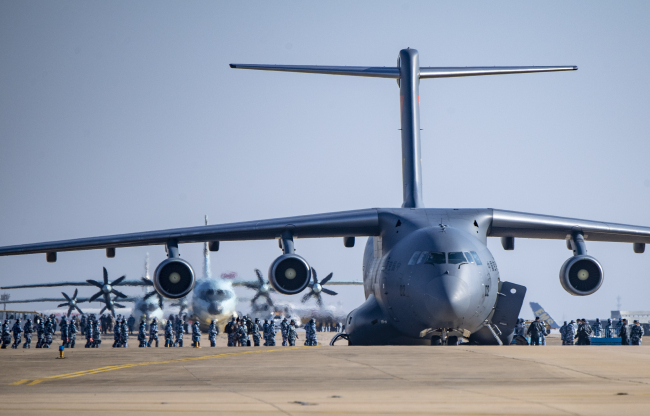 （1）2月17日，人民解放军空军再次出动运-20等三型多架运输机，从上海虹桥等7个机场起飞，向武汉紧急空运军队支援湖北医疗队676名队员和50吨医疗物资。（魏铼 摄）.JPG